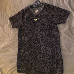 Kids large Nike Dri-fit black pattered shirt🖤🤍